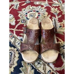 Dansko 38 Sapphire Size 8M Brown Leather Cut Out Slide On Comfort Sandal Boho